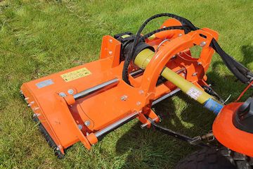 Tomblin side shift flail mower with a hydraulic side shift allows you to centre the compact tractor attachment to the compact tractor. 